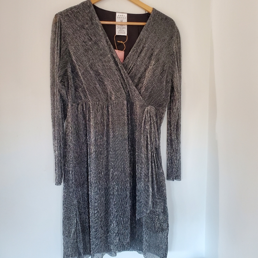 NWT SERRA Sz M Silver Black Metallic Pleated Wrap Short Dress LS Flattering Fit!